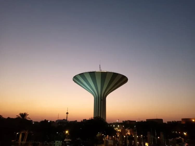 Modern work environment in Saudi Arabia where expats negotiate comprehensive packages