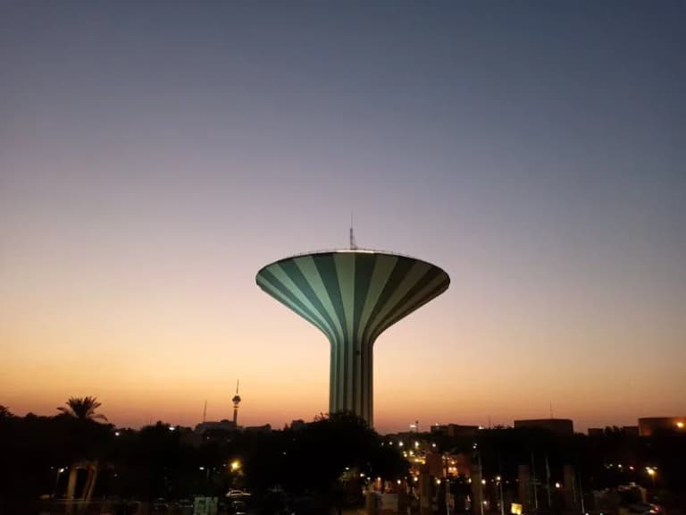 Modern work environment in Saudi Arabia where expats negotiate comprehensive packages